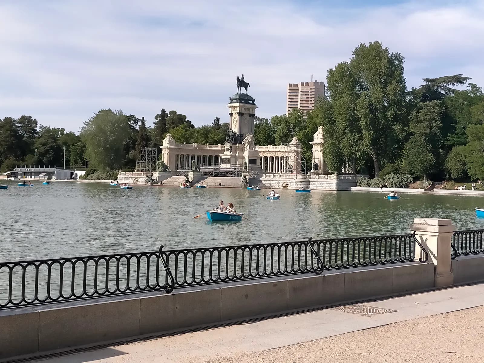 Rowing boats on the large lake in El Retiro park, with the colonnade of the Alfonso XII monument across the water.