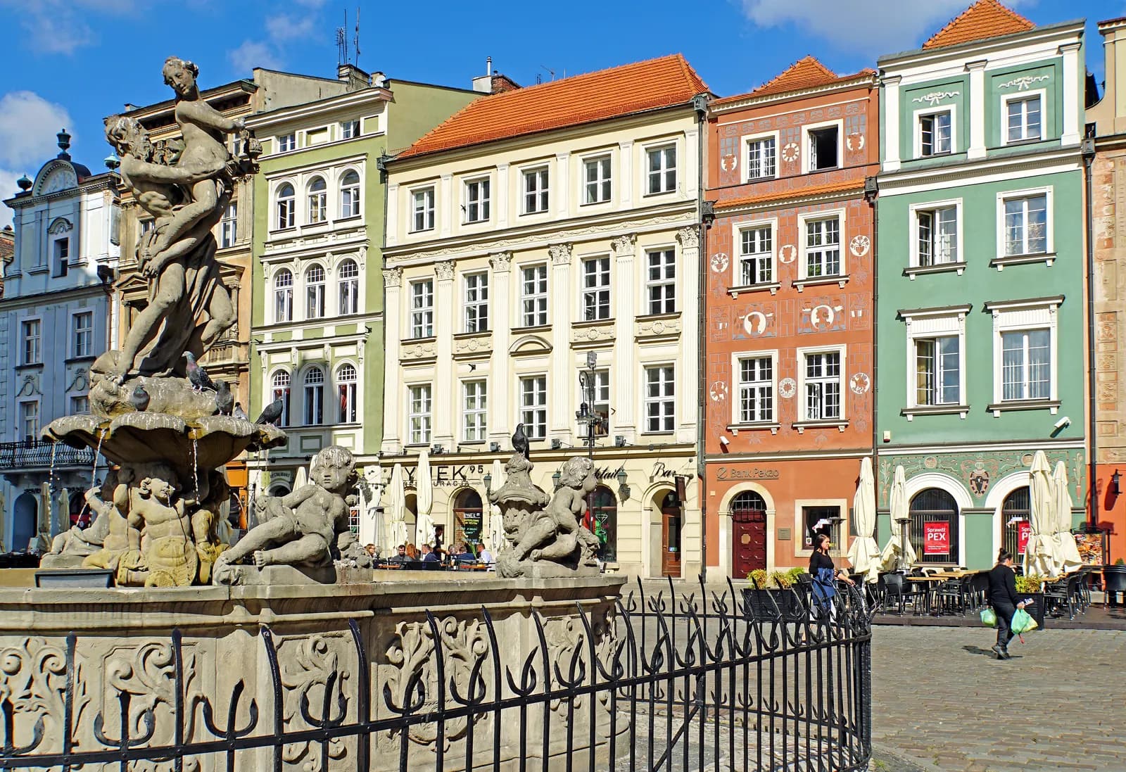 The Proserpina fountain on Poznań's Old Market Square, in front of a row of narrow coloured townhouses