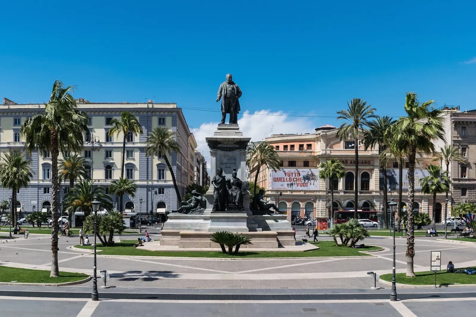 Piazza Cavour in Prati: the Cavour monument among palm trees and lawns, with large apartment blocks behind it.